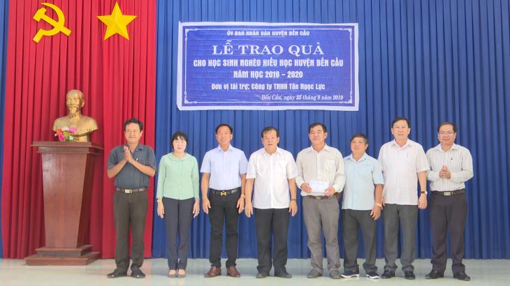Công ty TNHH Tân Ngọc Lực-Tây Ninh trao tặng 100 suất học bổng cho các em học sinh nghèo hiếu học